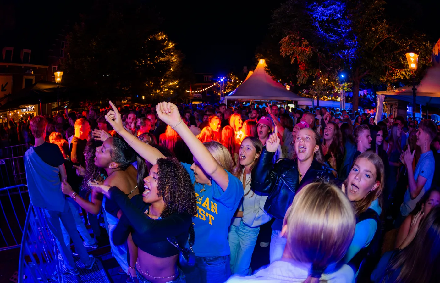 Aftermovie still: concertsfeer op het Wilhelminaplein