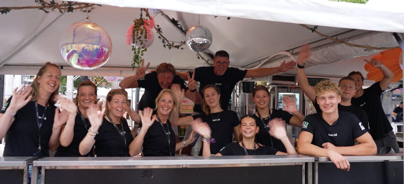 Medewerkers achter de bar tijdens de Feestweek